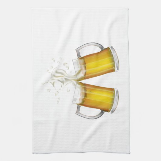 Twee mokken met een licht bier. theedoek (Verticaal)