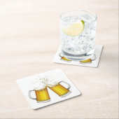 Twee mokken met een licht bier. vierkante kartonnen onderzetter (Insitu)