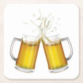 Twee mokken met een licht bier. vierkante kartonnen onderzetter