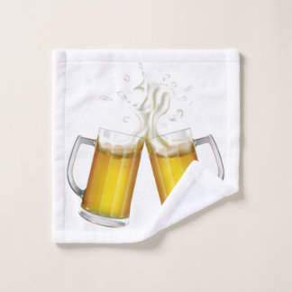 Twee mokken met een licht bier. washandje