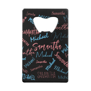 Twee namen stellen zich op monogram blauw lichtroz kredietkaart flessenopener