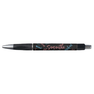 Twee namen stellen zich op monogram blauw lichtroz pen