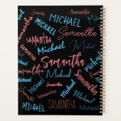 Twee namen stellen zich op monogram blauw lichtroz planner (Achterkant)