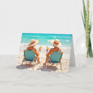 Twee oude dames zitten op strandstoelen kaart