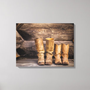 Twee Paar Worn Cowboy Boots in Cabin Canvas Afdruk