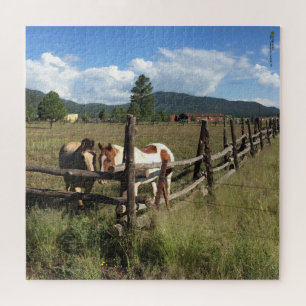 Twee paarden bij een hek van een ruwe houten paal legpuzzel