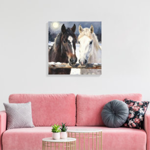 Twee paarden op een besneeuwde boerderij onder de canvas afdruk