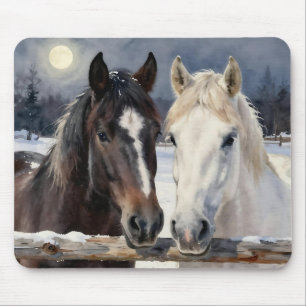 Twee paarden op een besneeuwde boerderij onder de muismat