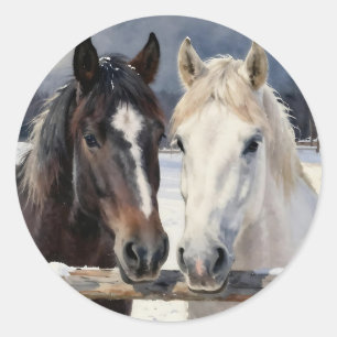 Twee paarden op een besneeuwde boerderij onder het ronde sticker