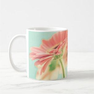 Twee palepinkbloemen koffiemok