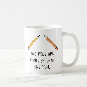 Twee pennen zijn machtiger dan één pen koffiemok