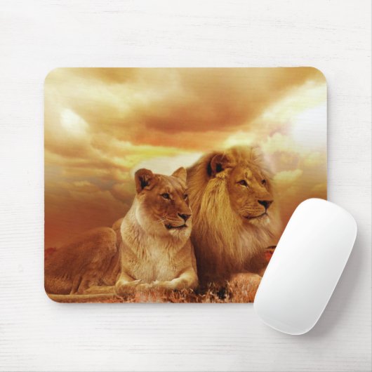 Twee prachtige leeuwen die in het wild rusten muismat (Met muis)
