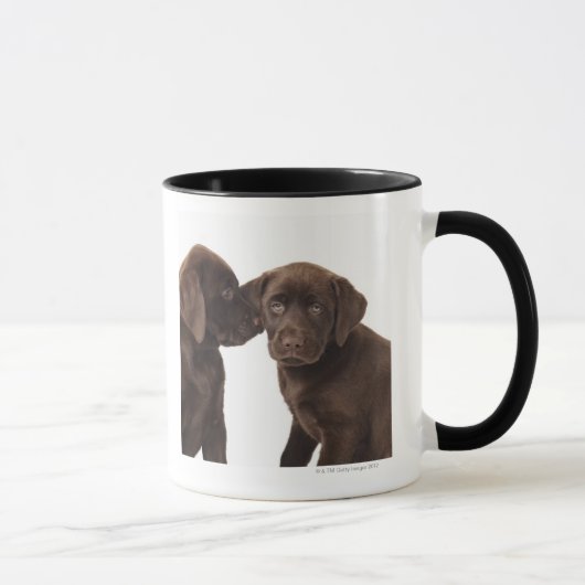 Twee Puppies voor chocolade-labrador-reproductiedr Mok (Rechts)