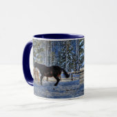 Twee Ranch Horses die in de winter op sneeuw spele Mok (Voorkant links)