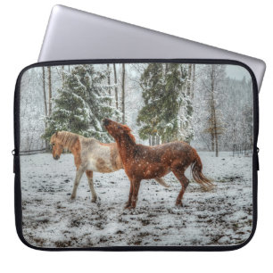 Twee Ranch Horses die spelen op sneeuwpaardenfoto Laptop Sleeve