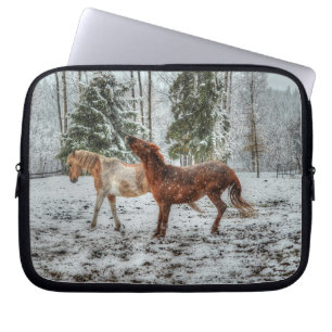 Twee Ranch Horses die spelen op sneeuwpaardenfoto Laptop Sleeve
