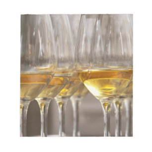 twee rijen wijn die een lucifers met een lucifers notitieblok