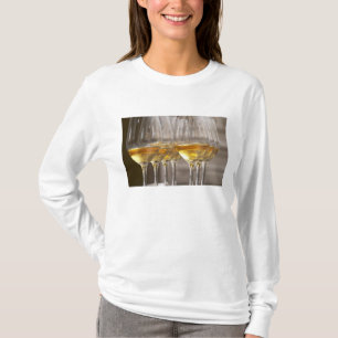 twee rijen wijnproefglazen met sappige t-shirt