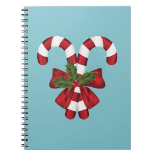 Twee rode en witte snoepjes op blauw notitieboek