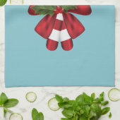 Twee rode en witte snoepjes op blauw theedoek (Gevouwen)