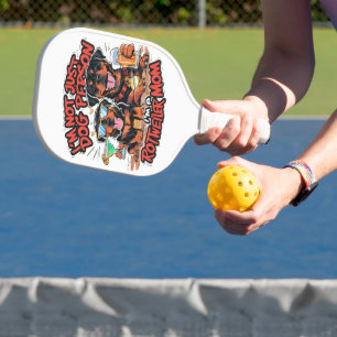 Twee rottweiler honden zitten samen pickleball paddle