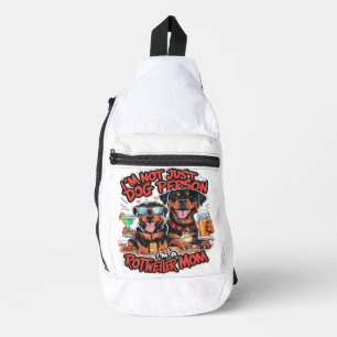 Twee rottweiler honden zitten samen sling bag