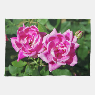 Twee roze keukenhanddoeken voor rozen