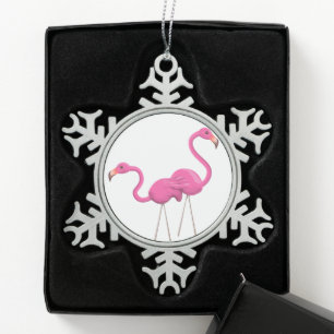 Twee roze lamingos die samen staan tin sneeuwvlok ornament