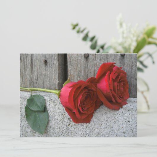 Twee roze rozen en barnhout uitgenodigd kaart (Staand voorkant)