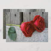 Twee roze rozen en barnhout uitgenodigd kaart (Voorkant / Achterkant)