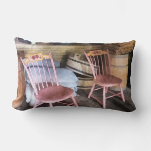 Twee roze stoelen in algemene winkel kussen