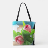 twee roze tulpen op een all-over gedrukte canvas t draagtas (Achterkant)