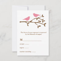 Twee roze vogels die RSVP-Kaart wedden
