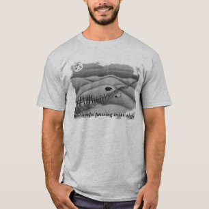 Twee schapen die 's nachts passeren t-shirt