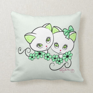 Twee schattige katjes met madeliefjes groen kussen