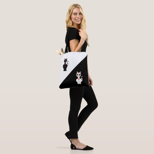 Twee Schattigee katten op zwart en wit Tote Bag (Op model)