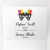 Twee schedel roept kleurrijke confetti homobruilof drieluik uitnodiging (Binnenzijde eerst)