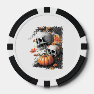 Twee schedels en een pompoen tussen de bloemen. poker chips