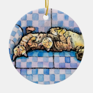 Twee slaperige tabby katten ornament