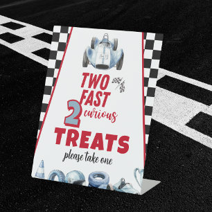 Twee Snel 2de verjaardag Jongen Racen Auto Traktat Reclamebord Met Voetstuk