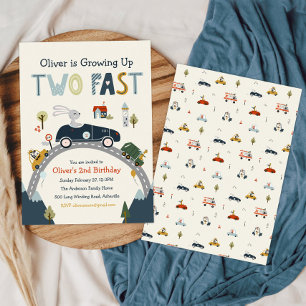 Twee snelle auto's uitnodigen kaart