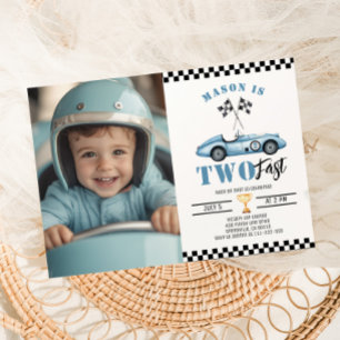 Twee snelle blauwe foto race auto jongen 2e verjaa kaart
