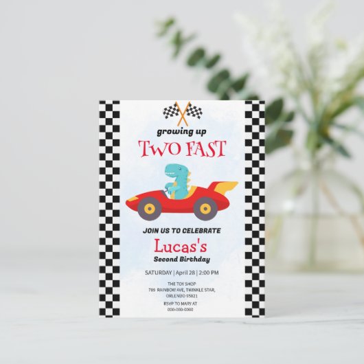 Twee snelle dinosaurus race auto 2e verjaardag par briefkaart (Staand voorkant)