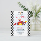 Twee snelle dinosaurus race auto 2e verjaardag par briefkaart (Staand voorkant)