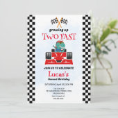 Twee snelle dinosaurus race auto 2e verjaardag par kaart (Staand voorkant)