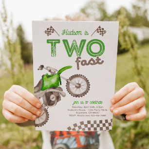 Twee snelle groene dirt bike uitnodiging