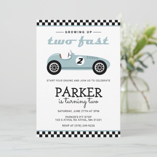 Twee snelle raceauto's met Birthday Blue Kaart (Staand voorkant)