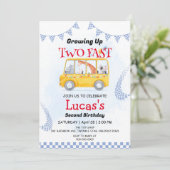 Twee snelle wilde oerwoud race auto 2e verjaardags kaart (Staand voorkant)