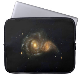 Twee spiraalvormige sterrenstelsels Collide Neopre Laptop Sleeve