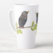 Twee spreeuwen op een bloeiende tak in de lente latte mok (Linkerhoek)